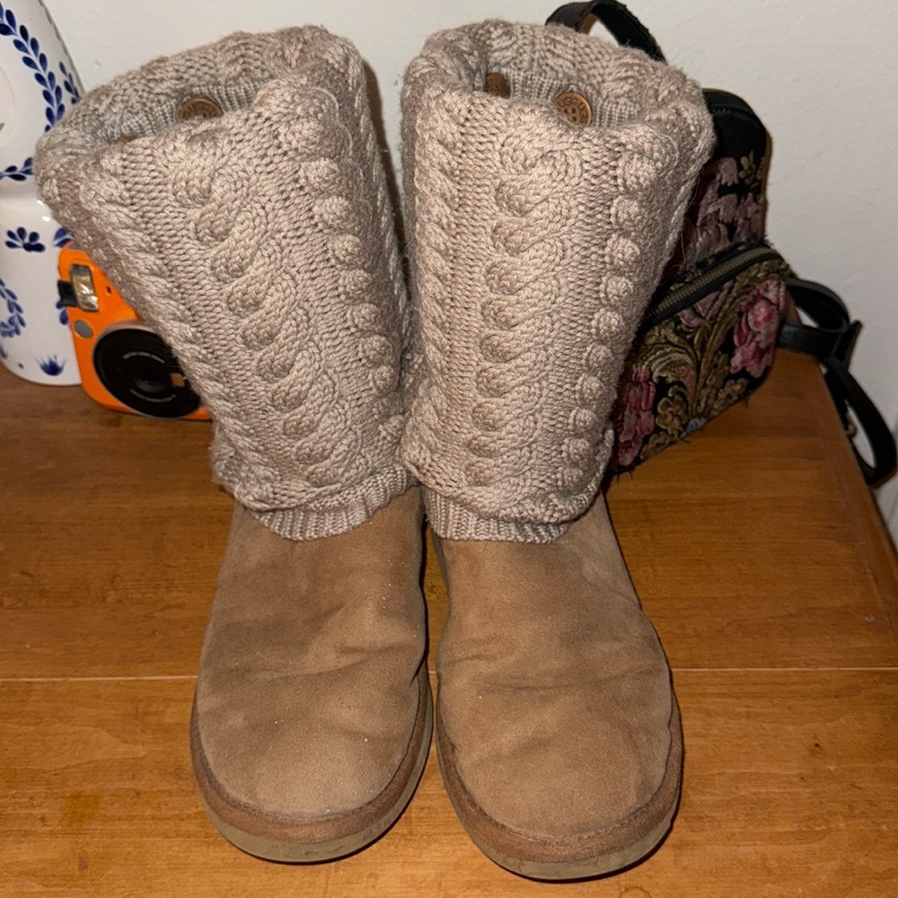 UGG Women’s Tularosa Style 3178 Suede Chestnut Boots Size 9